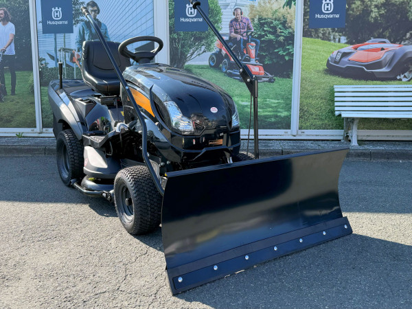 Black Edition Pro 227/102 4WD Twin H Rasentraktor by Stiga inkl. Winterpaket 120 Plus