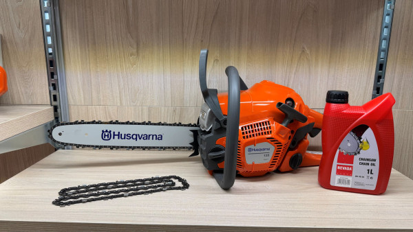 Husqvarna 135 Mark II Benzin-Motorsäge inkl. Ersatzkette und Kettenhaftöl